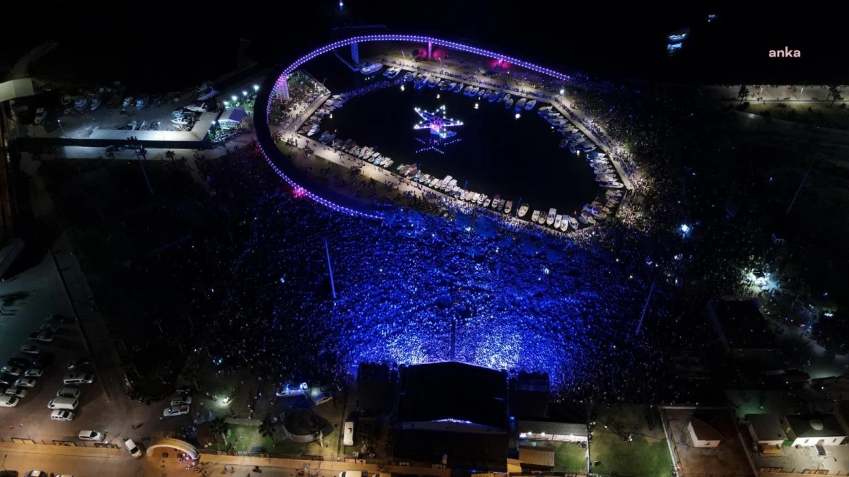 Ebru Gündeş\'ten Aliağa\'da 50 bin kişilik dev konser
