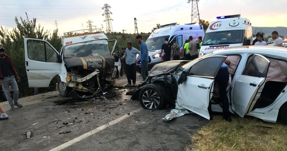 Amasya'da tarım işçilerini taşıyan minibüsle otomobil çarpıştı: 20 yaralı
