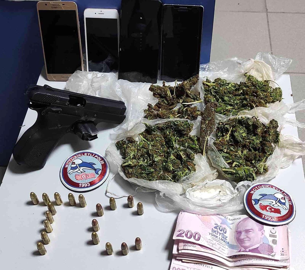 Ankara\'da bir takside yüklü miktarda uyuşturucu ele geçirildi: 4 gözaltı