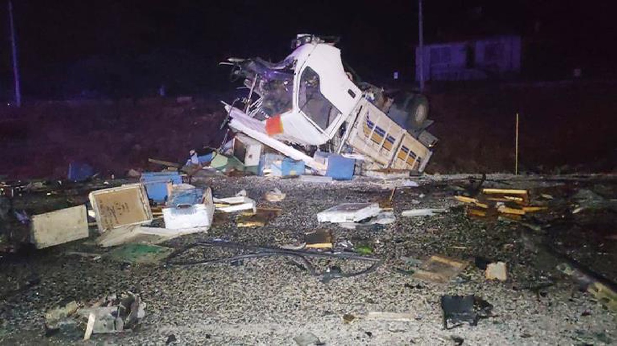 Muğla\'da arı yüklü kamyonla otomobilin karıştığı kazada 4 kişi can verdi
