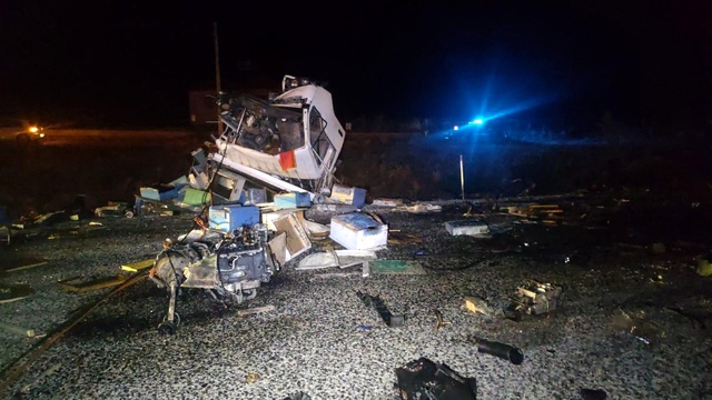 Arı yüklü kamyonla otomobil çarpıştı: 4 ölü, 3 yaralı Arı yüklü kamyonla otomobil çarpıştı: 4 ölü, 3 yaralı