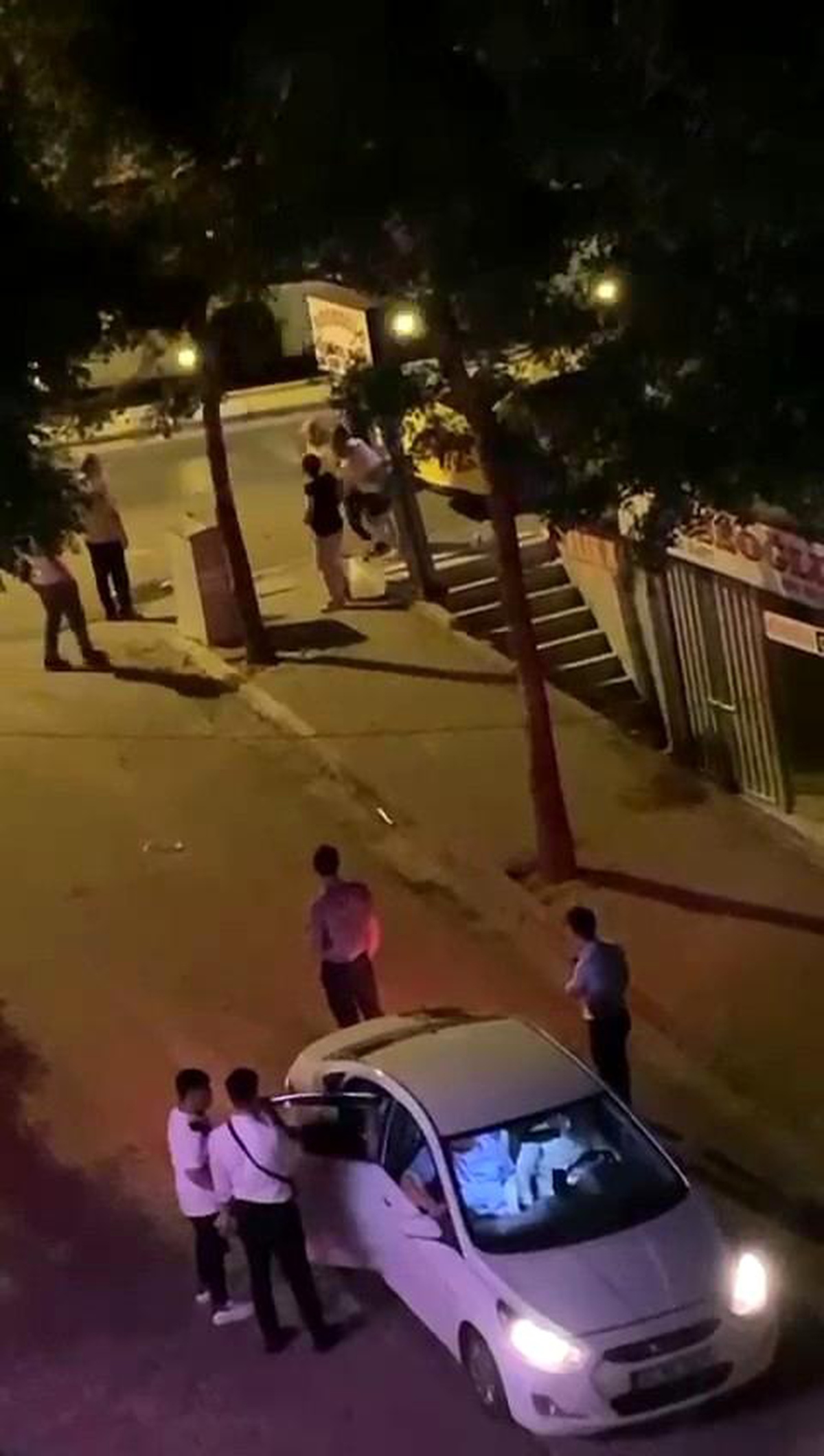 Avcılar\'da \'aldatma\' kavgasında sopa ve yumruklar konuştu o anlar kameraya yansıdı