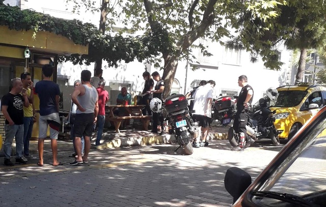 Genç kıza atılan cinsel içerikli mesajları gören mahalleli çileden çıktı, taksi şoförü linç edildi Genç kıza atılan cinsel içerikli mesajları gören mahalleli çileden çıktı, taksi şoförü linç edildi