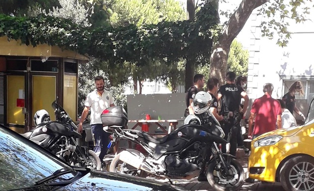 Genç kıza atılan cinsel içerikli mesajları gören mahalleli çileden çıktı, taksi şoförü linç edildi Genç kıza atılan cinsel içerikli mesajları gören mahalleli çileden çıktı, taksi şoförü linç edildi