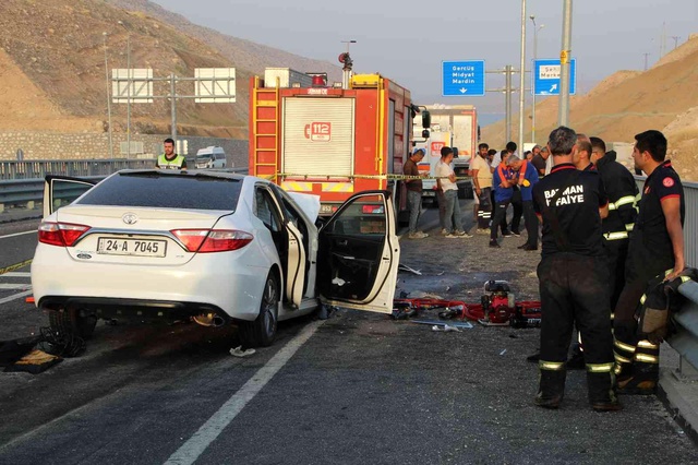 Hafriyat kamyonunun altına giren araç, kağıt gibi ezildi: 3 ölü, 1 yaralı Hafriyat kamyonunun altına giren araç, kağıt gibi ezildi: 3 ölü, 1 yaralı