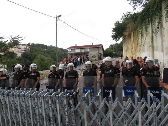 Beykoz'da kentsel dönüşüme direnenlerle polis arasında arbede çıktı Beykoz'da kentsel dönüşüme direnenlerle polis arasında arbede çıktı