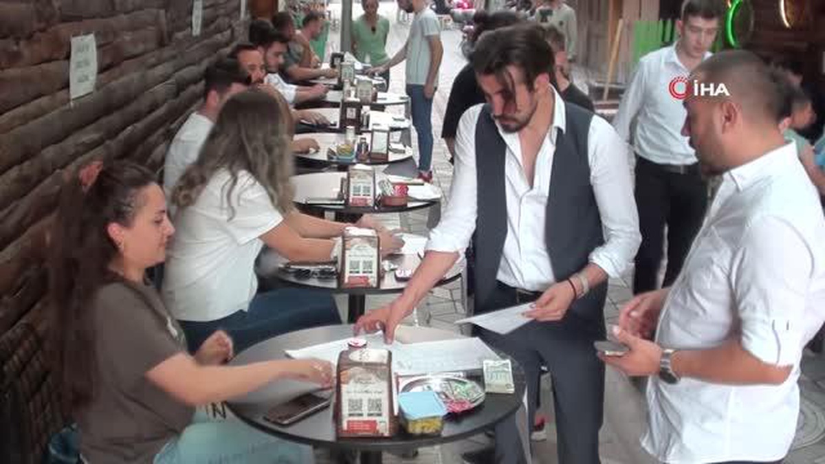 Bin TL ödüllü pilav yeme yarışması renkli görüntülere sahne oldu