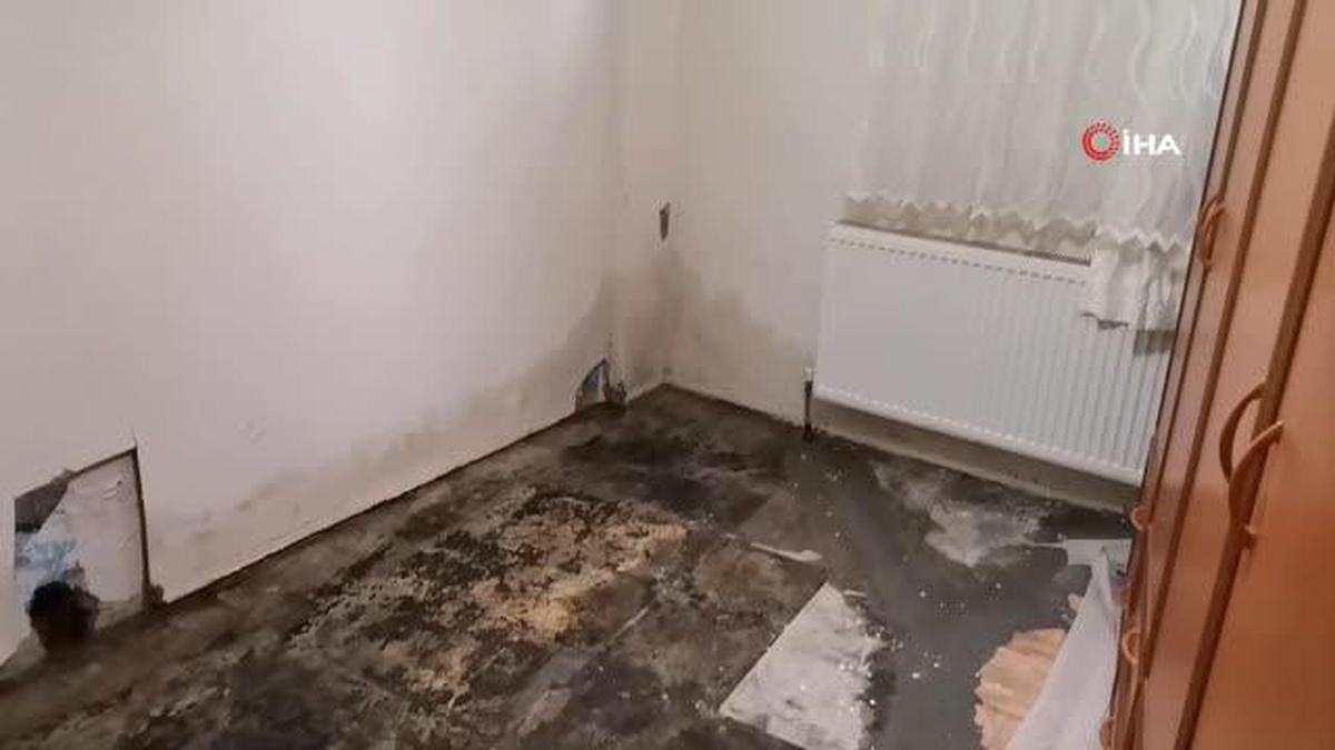 Binanın altından çıkan kuyu suyu, evi oturulamaz hale getirdi