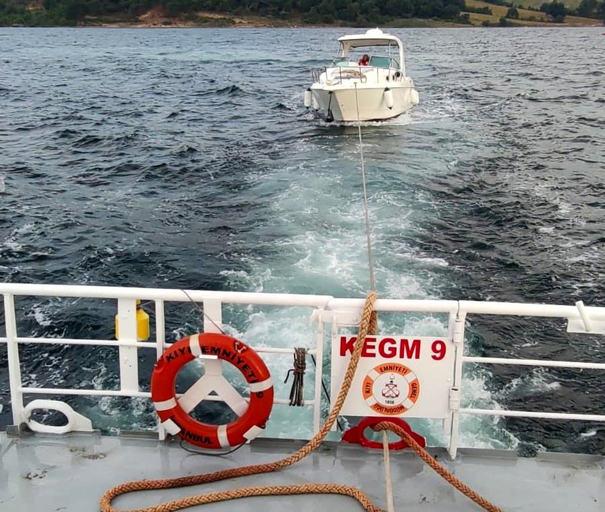 Çanakkale Boğazı\'nda arızalanan tekne kurtarıldı