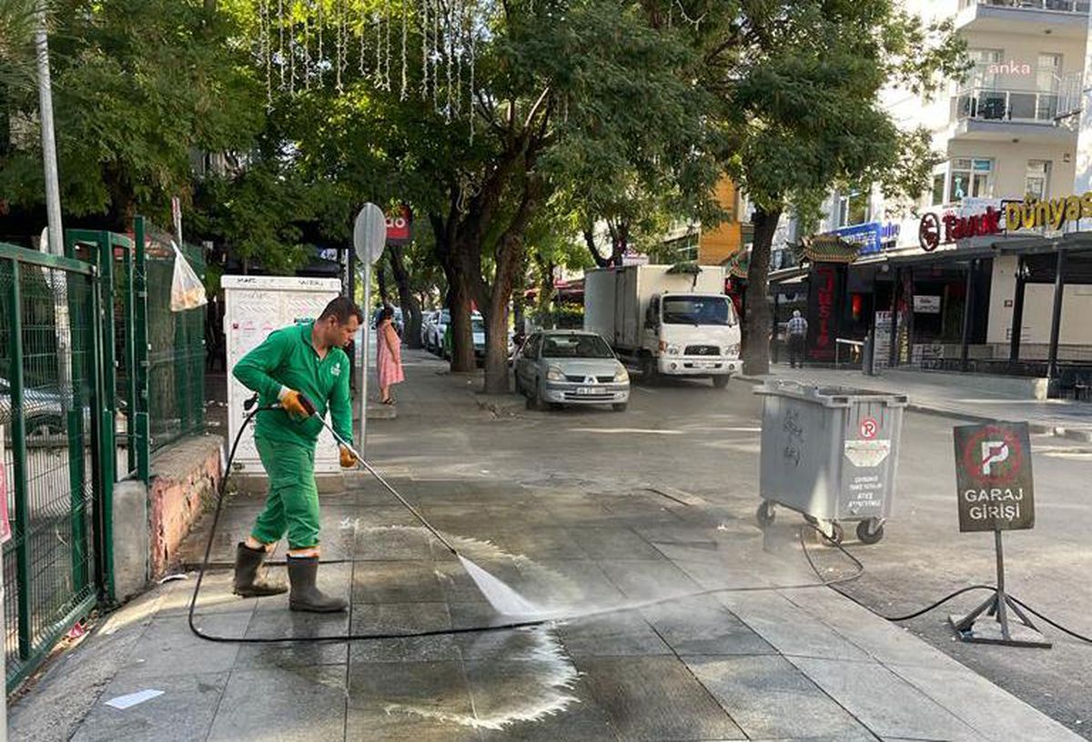 Çankaya Belediyesi Ekipleri İlçede Temizlik Çalışmalarına Devam Ediyor