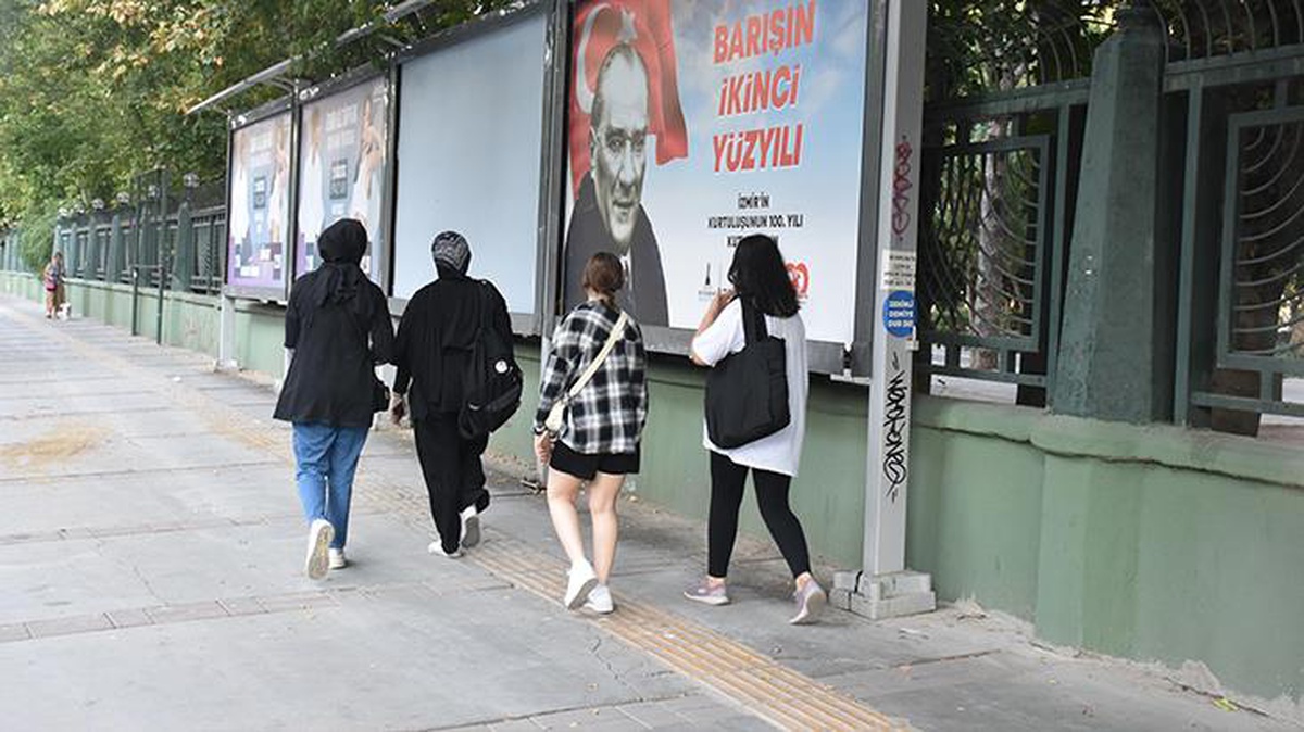 CHP\'nin İzmir\'de 9 Eylül afişleri, İYİ Parti\'den sonra AK Parti\'den de tepki çekti: Tarihi bir gaflet