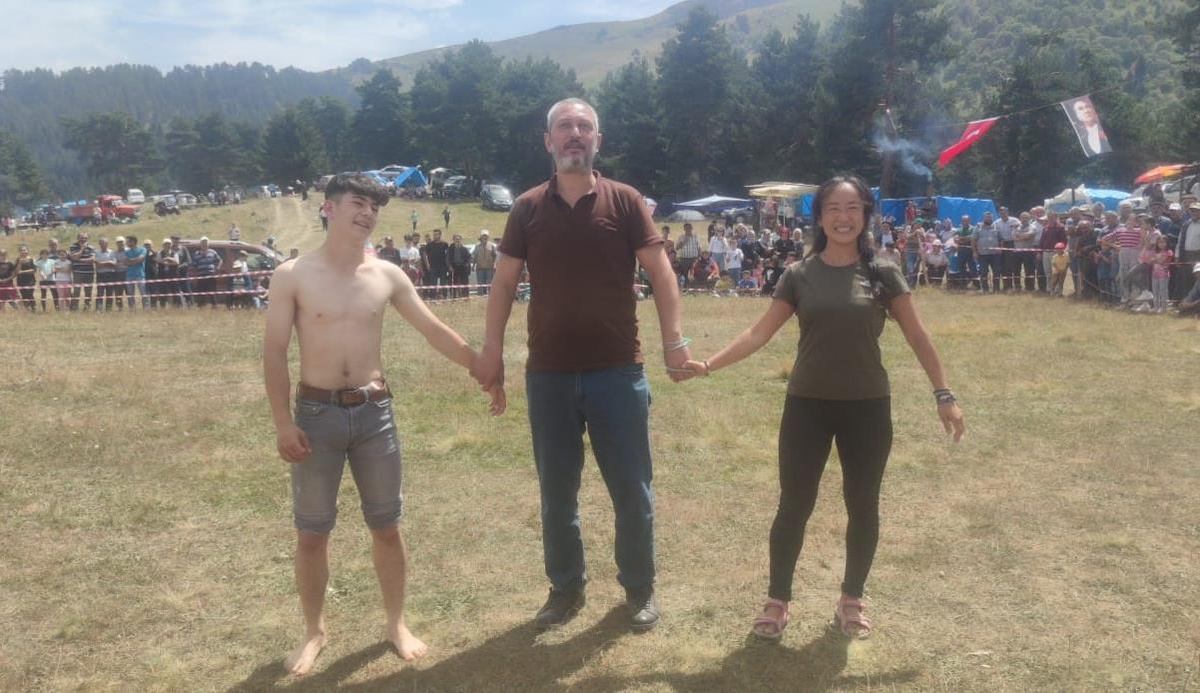 Çinli kadın turist Artvin\'deki yayla şenliklerinde güreşti