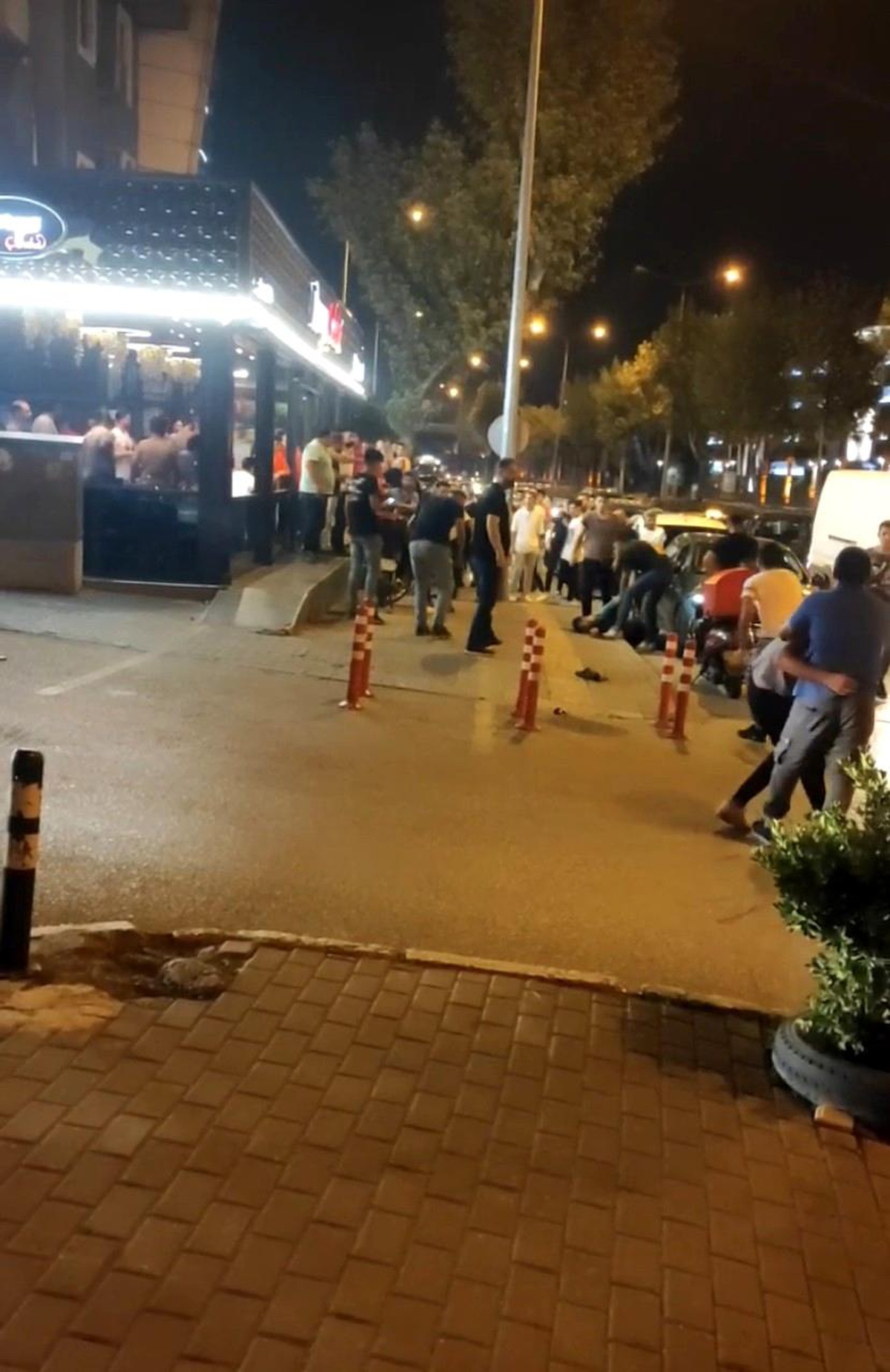 Çorbacıda yan bakma kavgası sokağa taştı, acımasızca saldırdılar