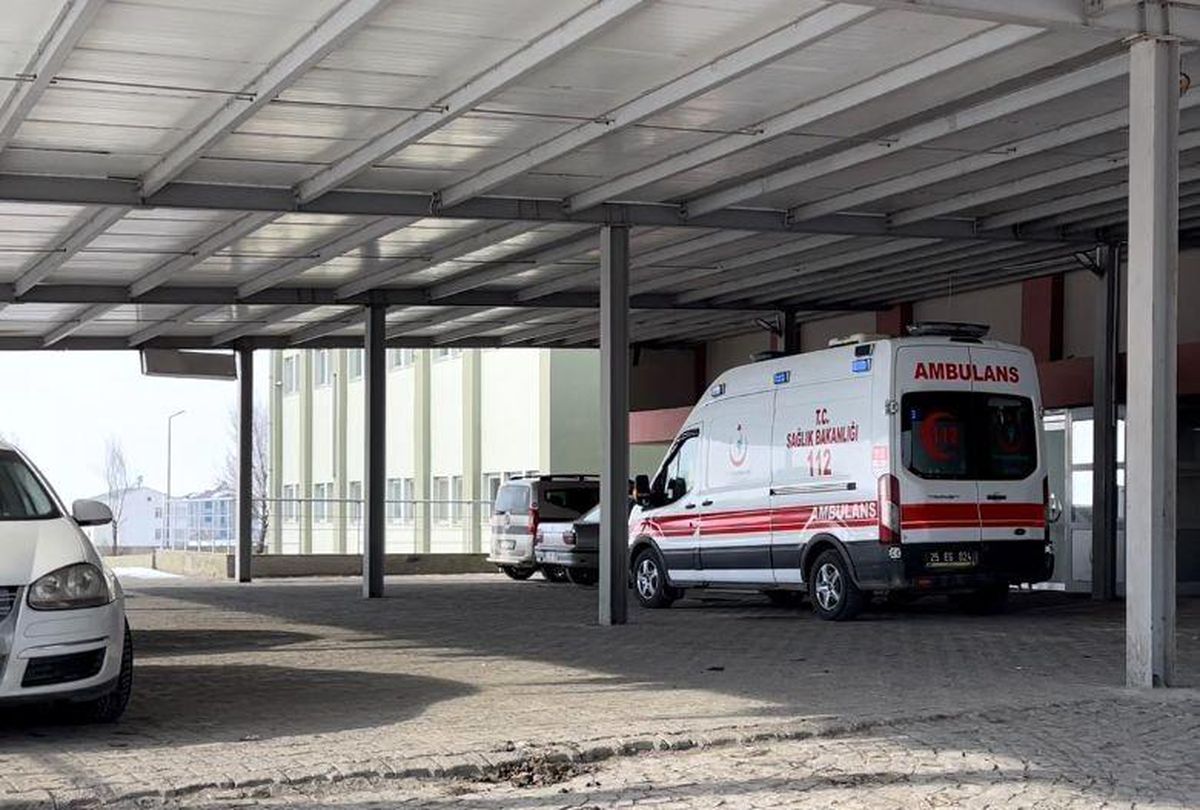 Devrilen ot yüklü traktör römorkunun altında kaldı, hayatını kaybetti