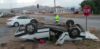Sivas'ta devrilen otomobildeki 2 kişi yaralandı