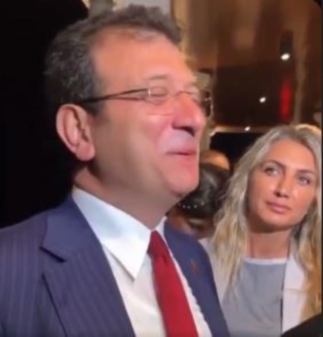 Ekrem İmamoğlu konuşurken kelimeleri toparlayamadı! Dilek İmamoğlu'nun tedirgin hali kameraya yansıdı
