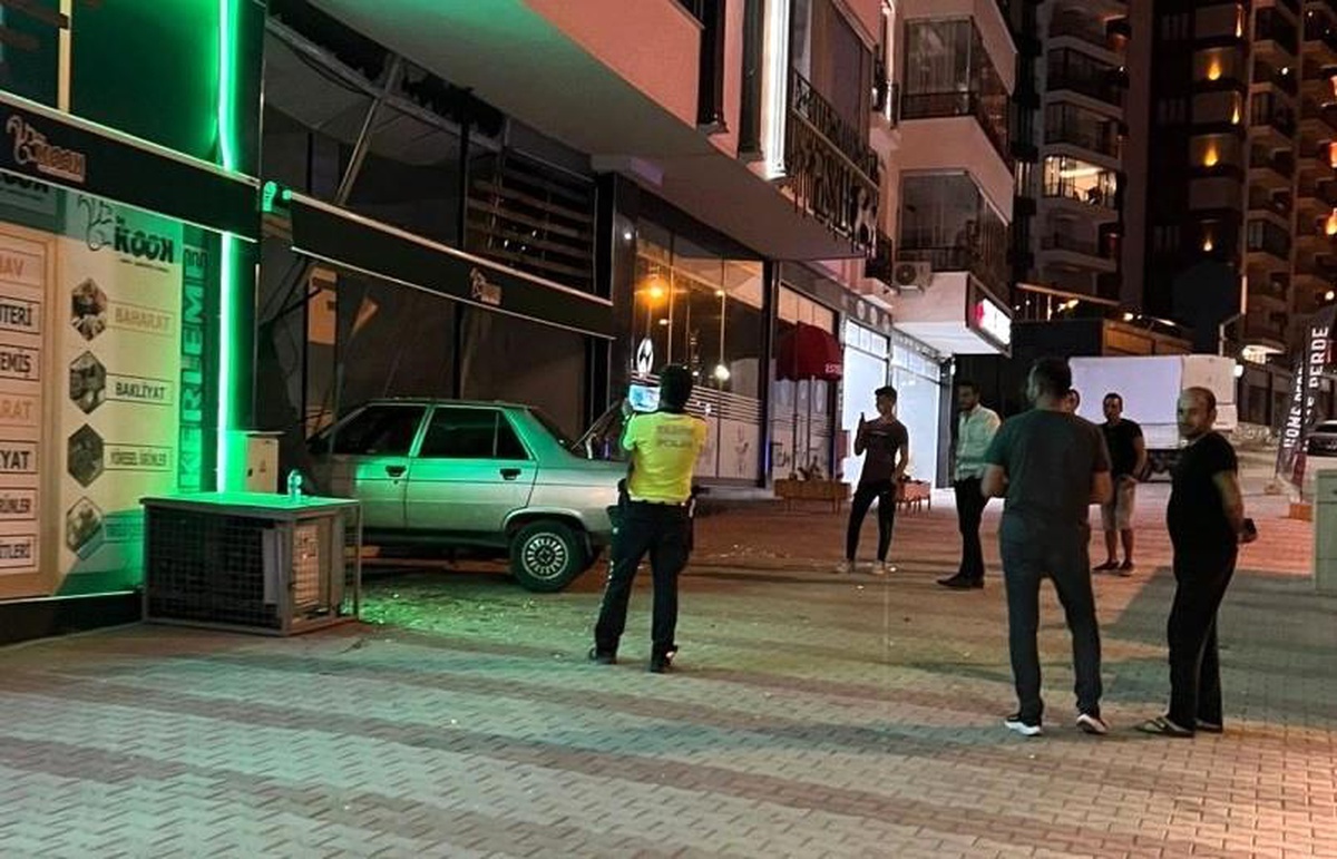 Elazığ\'da kontrolden çıkan araç iş yerine girdi