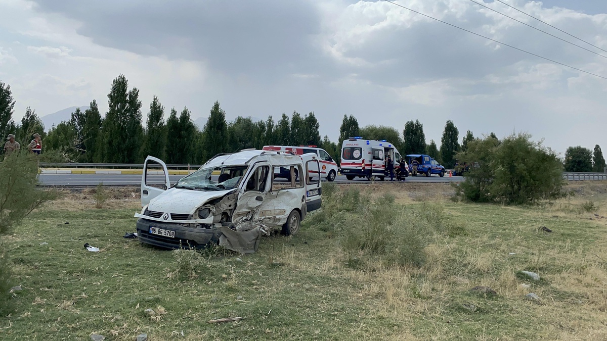 Erzincan\'da hafif ticari araç ile cip çarpıştı, 7 kişi yaralandı