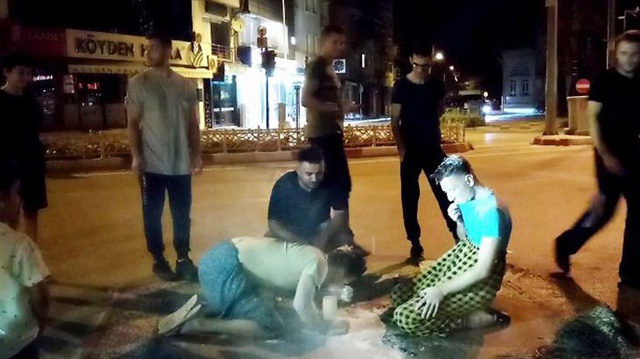 ETEK GİYDİRİP OYNATTIKLARI DAMADIN BAŞINDA YUMURTA KIRDILAR ETEK GİYDİRİP OYNATTIKLARI DAMADIN BAŞINDA YUMURTA KIRDILAR