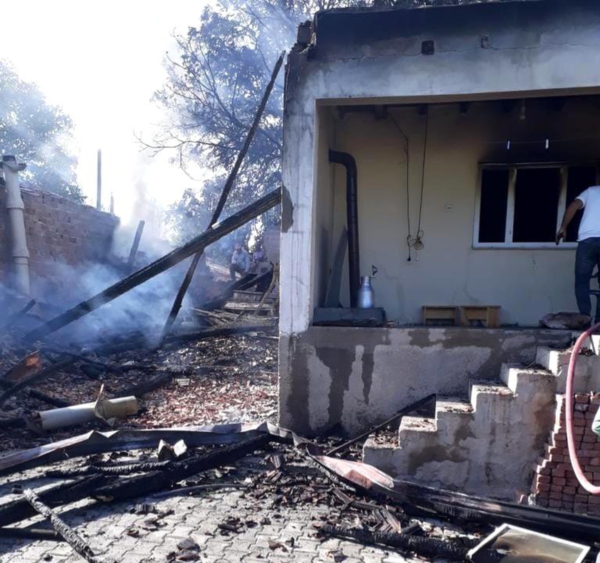 Evde çıkan yangın ahır ve tandıra sıçradı