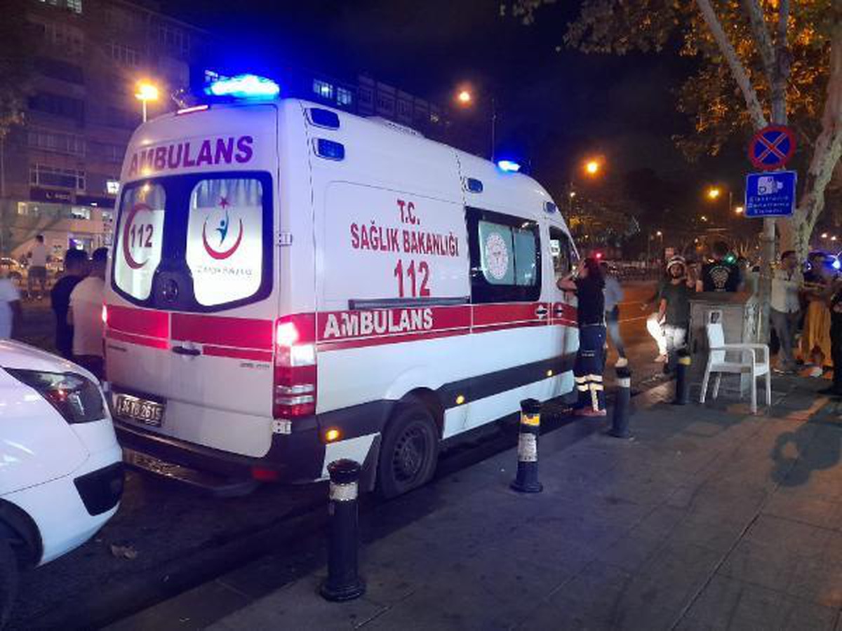 (FATİH\'TE 5 KATLI BİNANIN ÇATI KATI ALEV ALEV YANDI