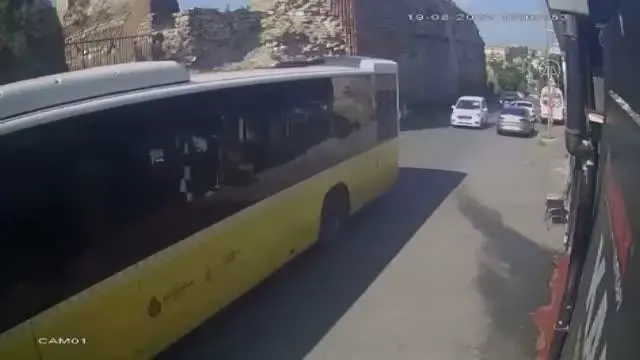 Yolda yürüyen yayaya çarpan İETT otobüsü, hiçbir yokmuş gibi yola devam etti