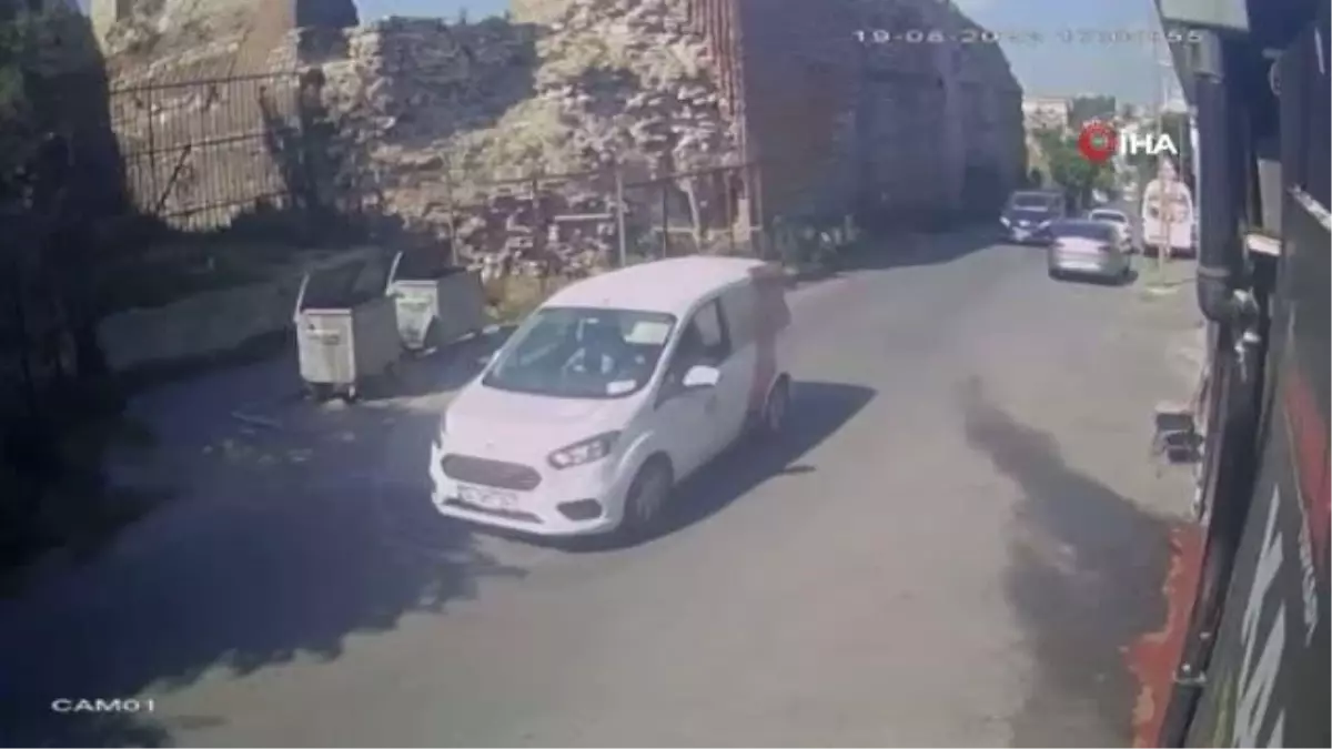 Fatih\'te İETT otobüsünün yayaya çarpıp kaçtığı anlar kamerada