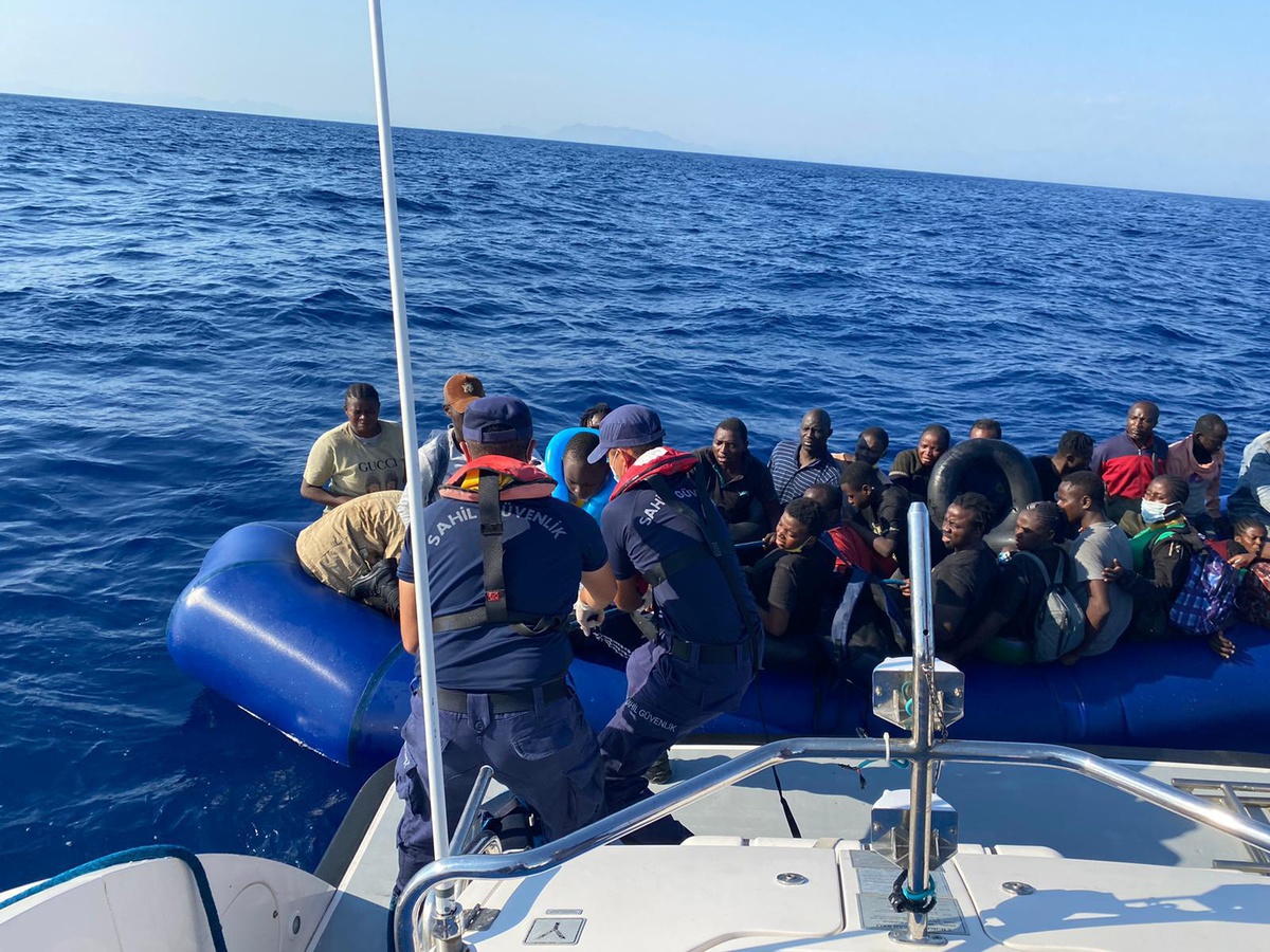 Muğla açıklarında 43 düzensiz göçmen kurtarıldı