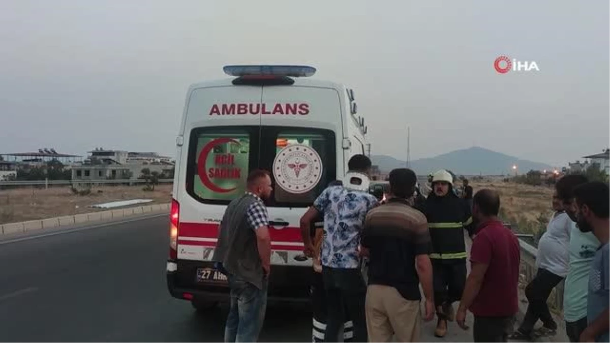Gaziantep\'te kamyonet ile otomobil çarpıştı: 3 yaralı
