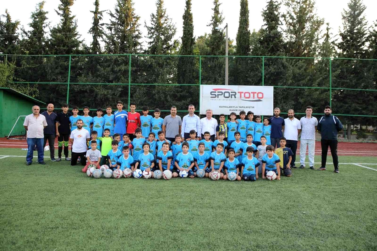 Geleceğin futbolcuları spor okullarında yetişiyor