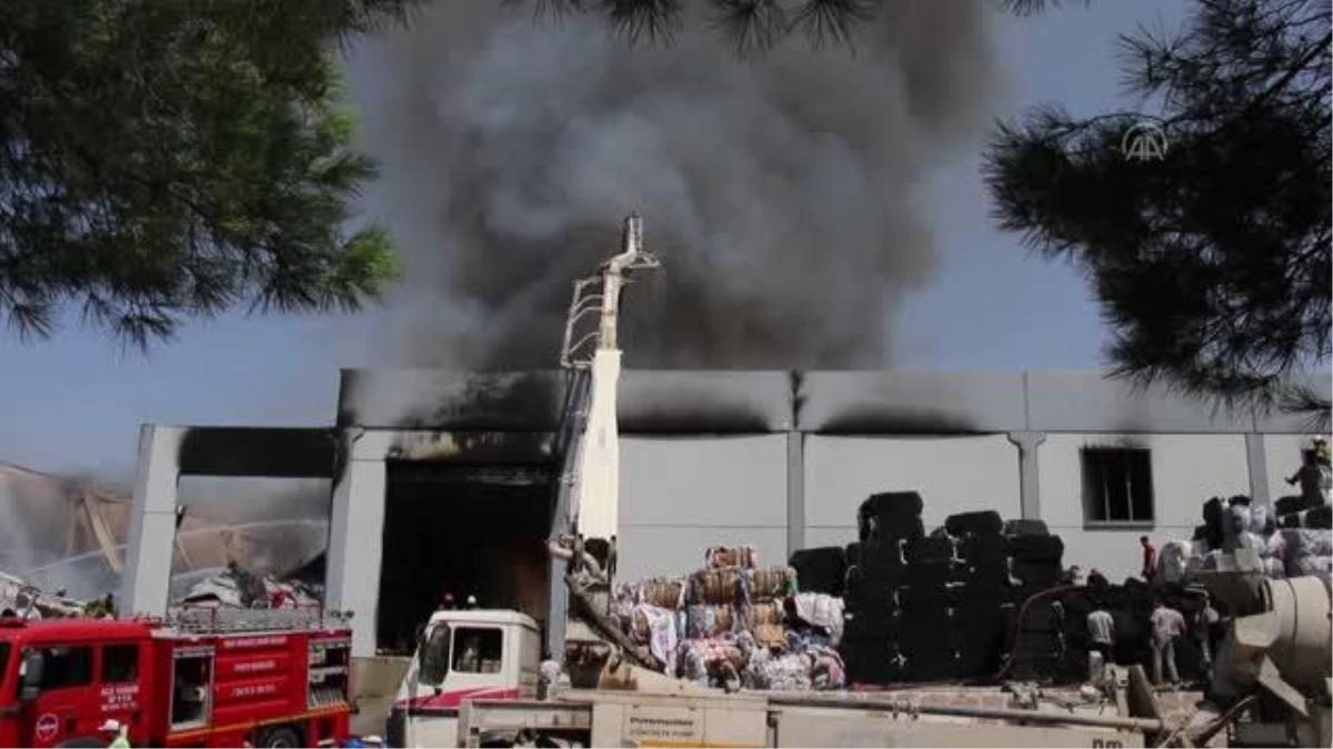 Uşak\'ta iplik fabrikasında çıkan yangın söndürüldü