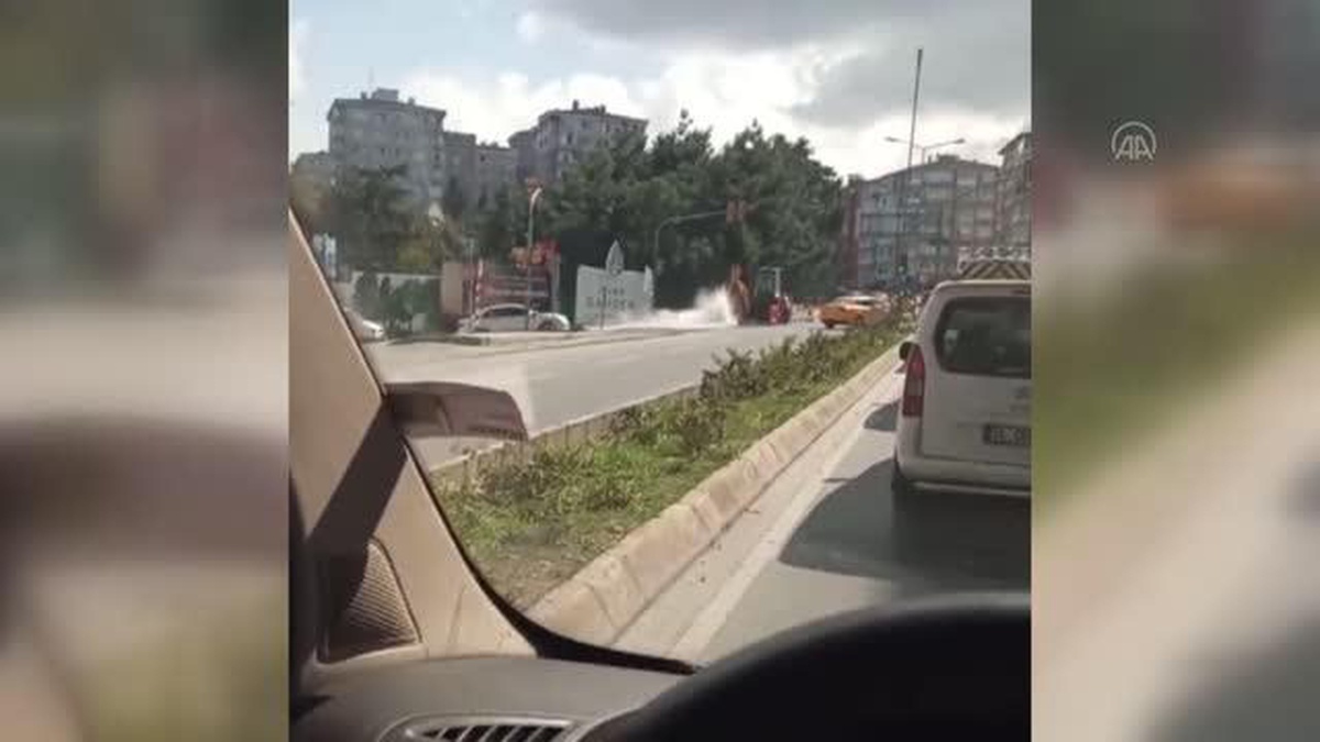 İstanbul\'da İSKİ\'nin çalışması sırasında su borusu patladı