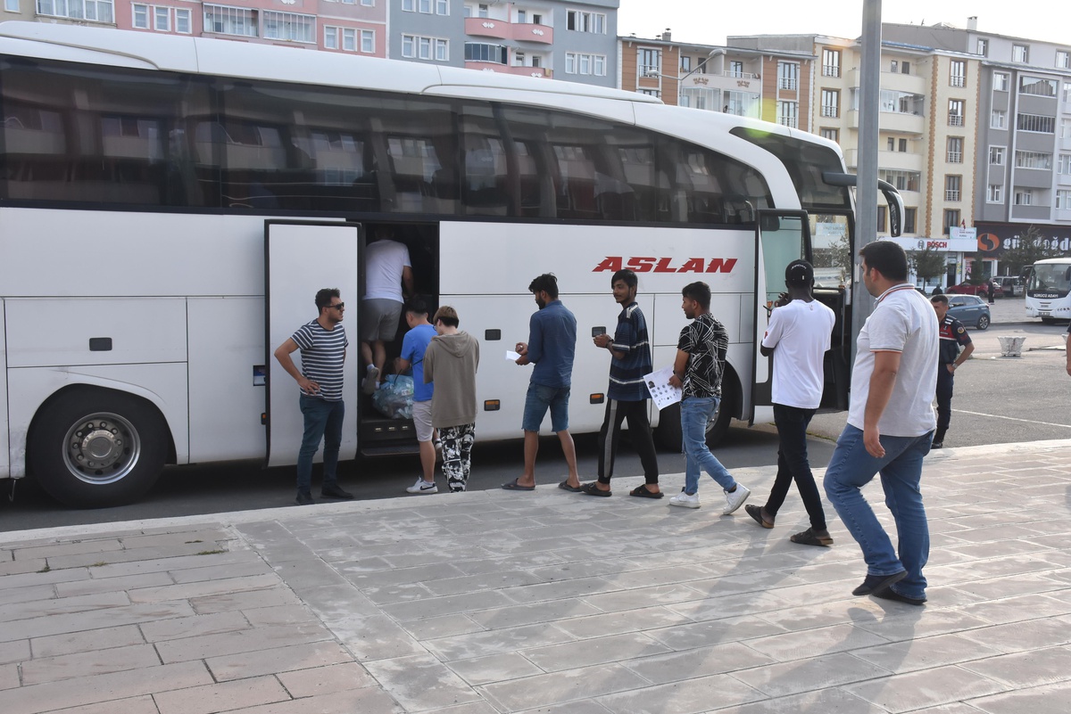 İstanbul\'da yakalanan 38 düzensiz göçmen Iğdır\'da sınır dışı edilecek
