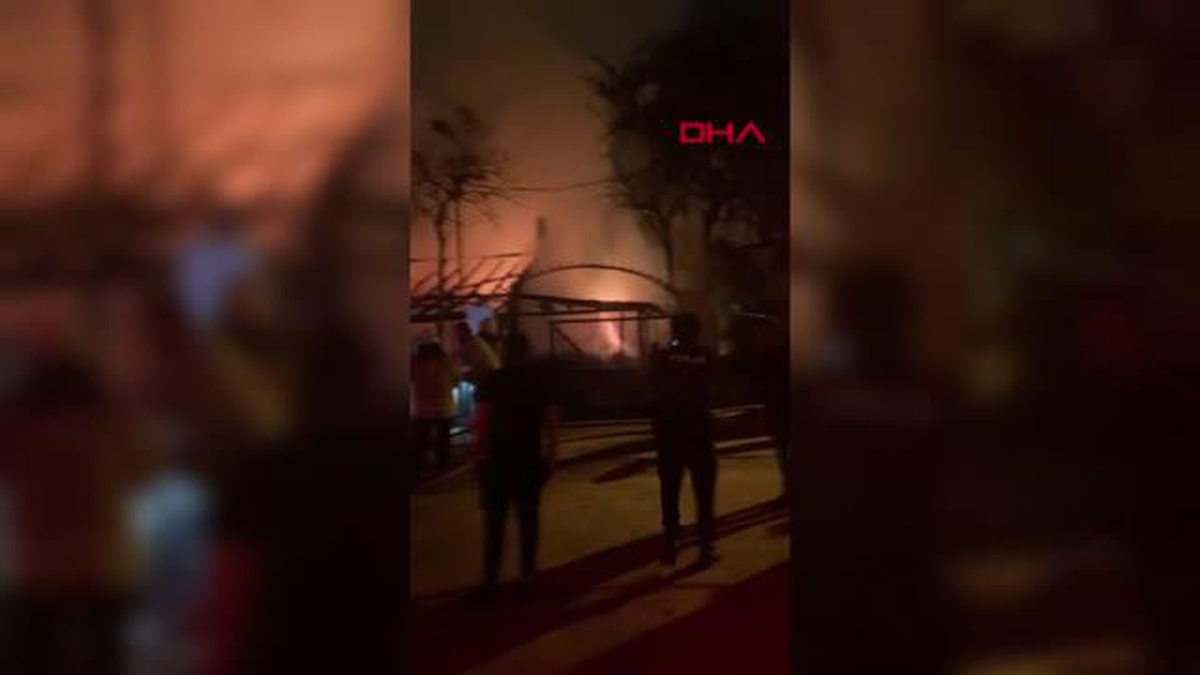 İSTANBUL-SANCAKTEPE\'DE TEK KATLI GECEKONDU ALEV ALEV YANDI