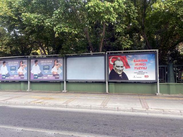 İzmir haberleri... İzmir'de 9 Eylül afişleri tartışma yarattı İzmir haberleri... İzmir'de 9 Eylül afişleri tartışma yarattı
