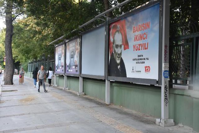 İzmir haberleri... İzmir'de 9 Eylül afişleri tartışma yarattı İzmir haberleri... İzmir'de 9 Eylül afişleri tartışma yarattı