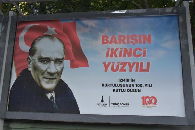 İzmir haberleri... İzmir'de 9 Eylül afişleri tartışma yarattı İzmir haberleri... İzmir'de 9 Eylül afişleri tartışma yarattı