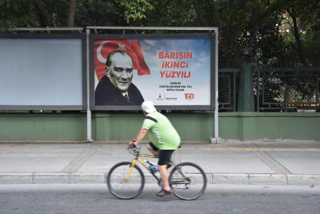 İzmir haberleri... İzmir'de 9 Eylül afişleri tartışma yarattı İzmir haberleri... İzmir'de 9 Eylül afişleri tartışma yarattı