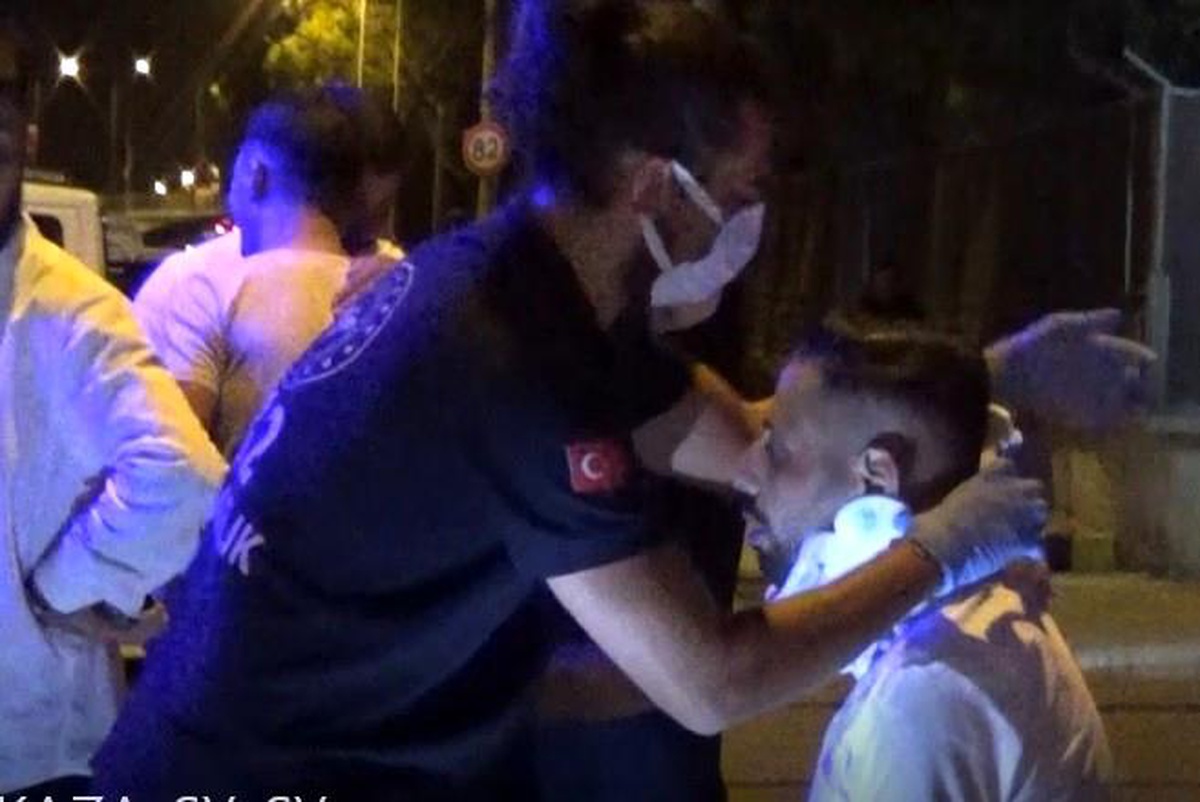İzmir\'de takla atan taksinin sürücüsü kazadan hafif sıyrıklarla kurtuldu