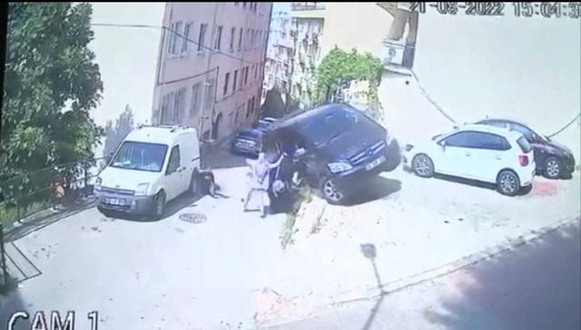Faciaya ramak kalmıştı! Takla atmak üzere olan minibüsü kadınlar böyle tuttu Faciaya ramak kalmıştı! Takla atmak üzere olan minibüsü kadınlar böyle tuttu