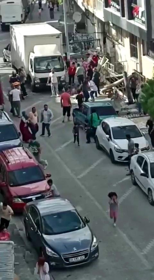 Kadınların kavgasına erkekler de dâhil oldu, ortalık savaş alanına döndü Kadınların kavgasına erkekler de dâhil oldu, ortalık savaş alanına döndü