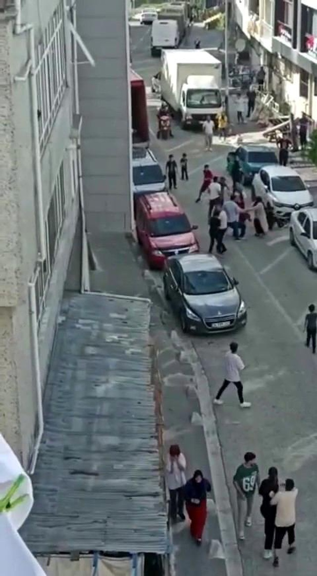 Kadınların kavgasına erkekler de dâhil oldu, ortalık savaş alanına döndü Kadınların kavgasına erkekler de dâhil oldu, ortalık savaş alanına döndü