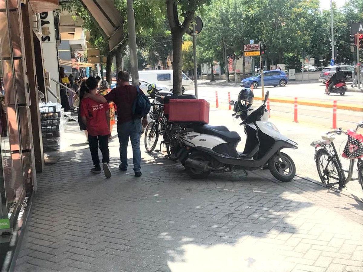 Kaldırımlar yayalardan çok motosikletlerin kullanım alanı oluyor