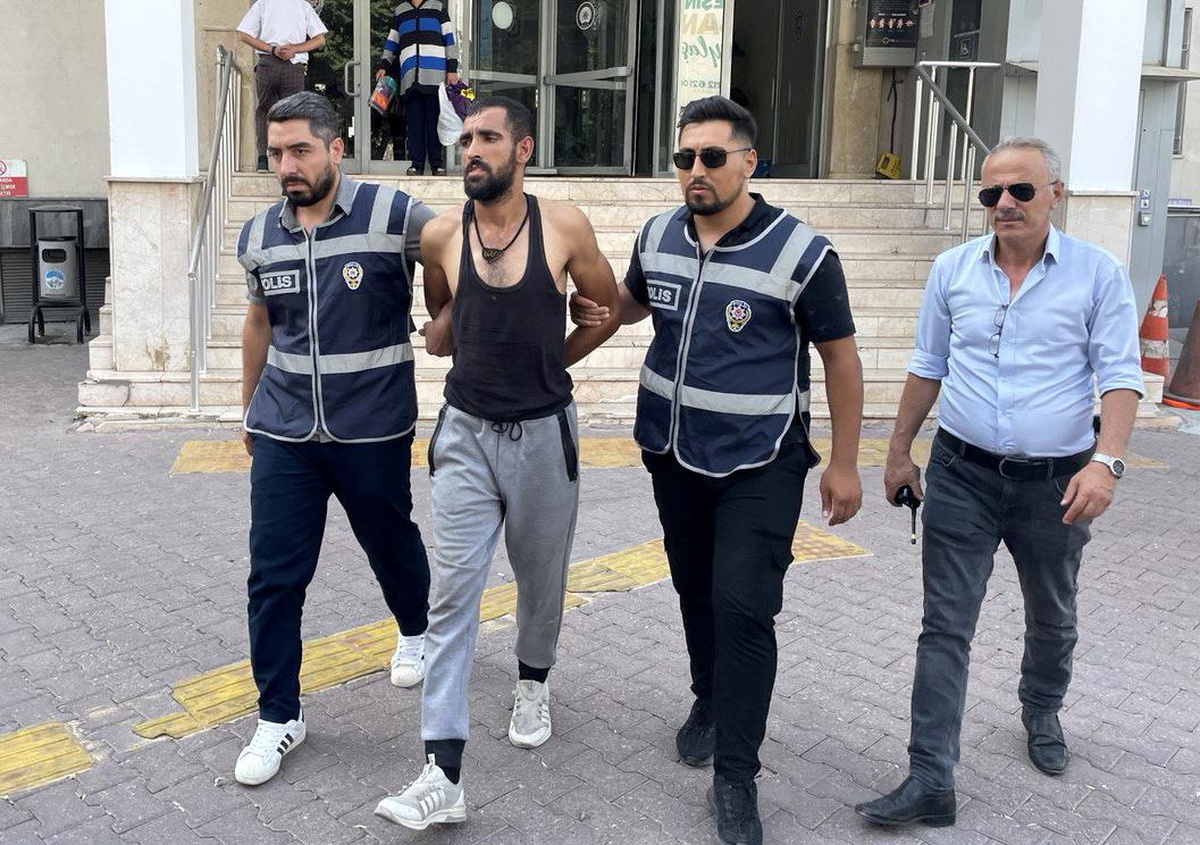 Hırsızlık suçundan aranan şahıs havalandırma boşluğundan çıkartıldı