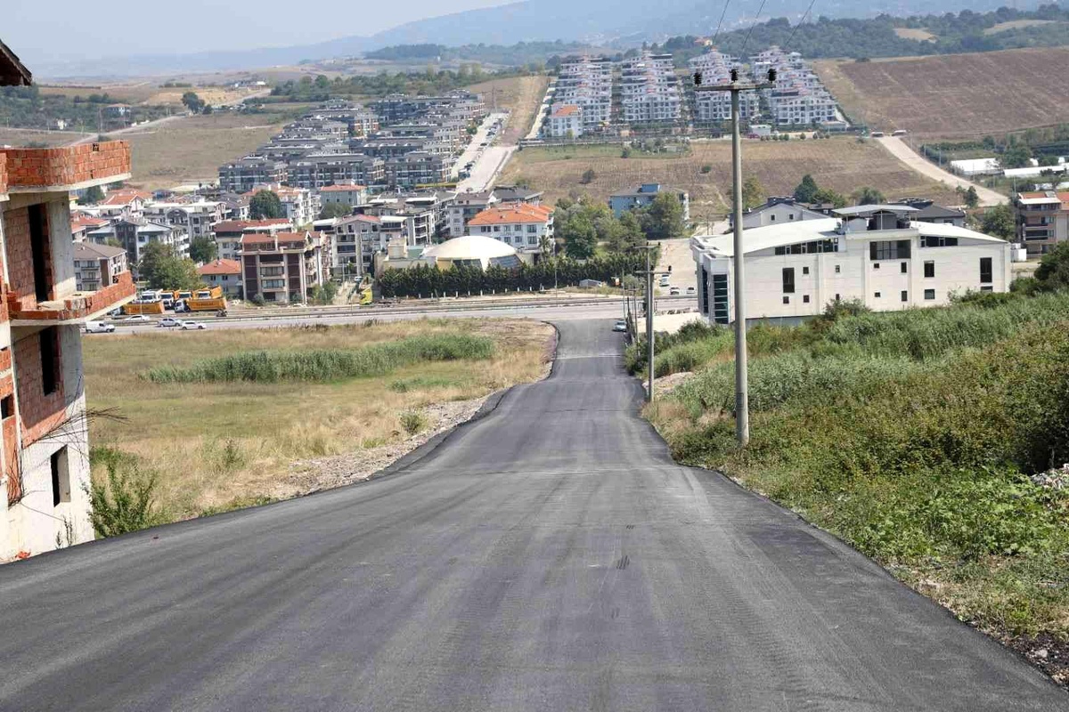 Kemer Köprü Caddesi ve Öğretmen İbrahim Uslu Sokak\'ta asfalt çalışmaları tamamlandı