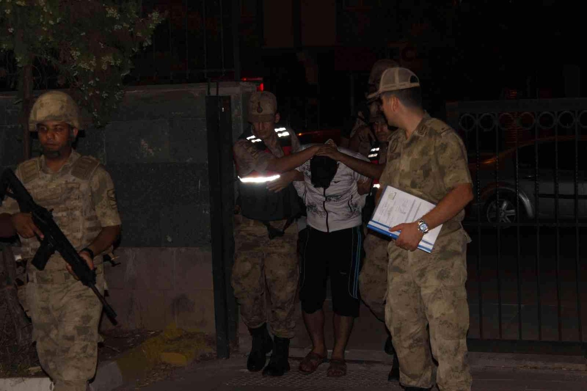 Kilis\'te öldürülen anne ve kızın katil zanlısı adliyeye sevk edildi