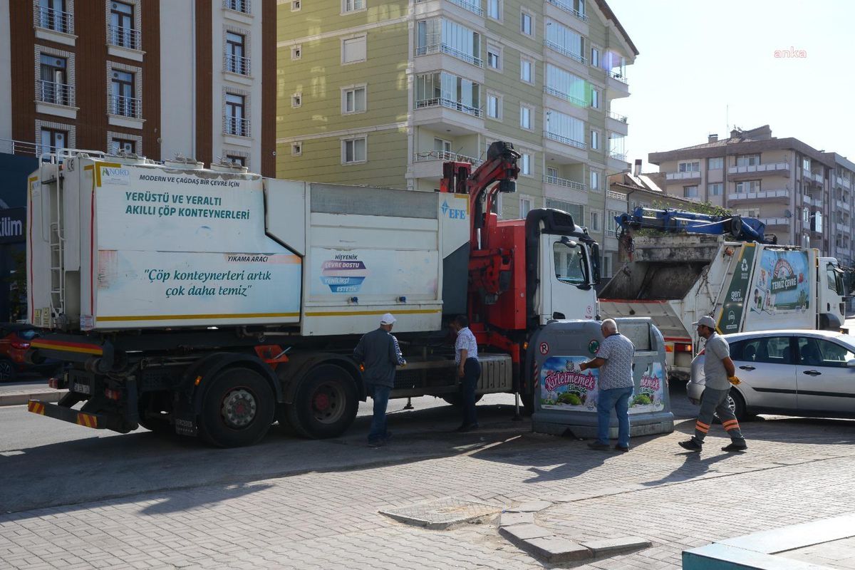 Kırşehir Belediyesi Çöp Konteynerlerini Temizleyip İlaçlıyor