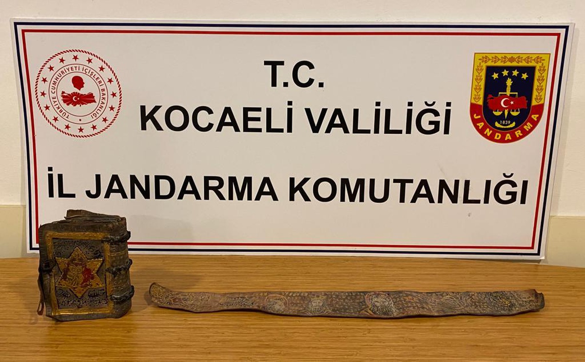 Kocaeli\'de tarihi eser olduğu değerlendirilen deri kemer ve kitap ele geçirildi