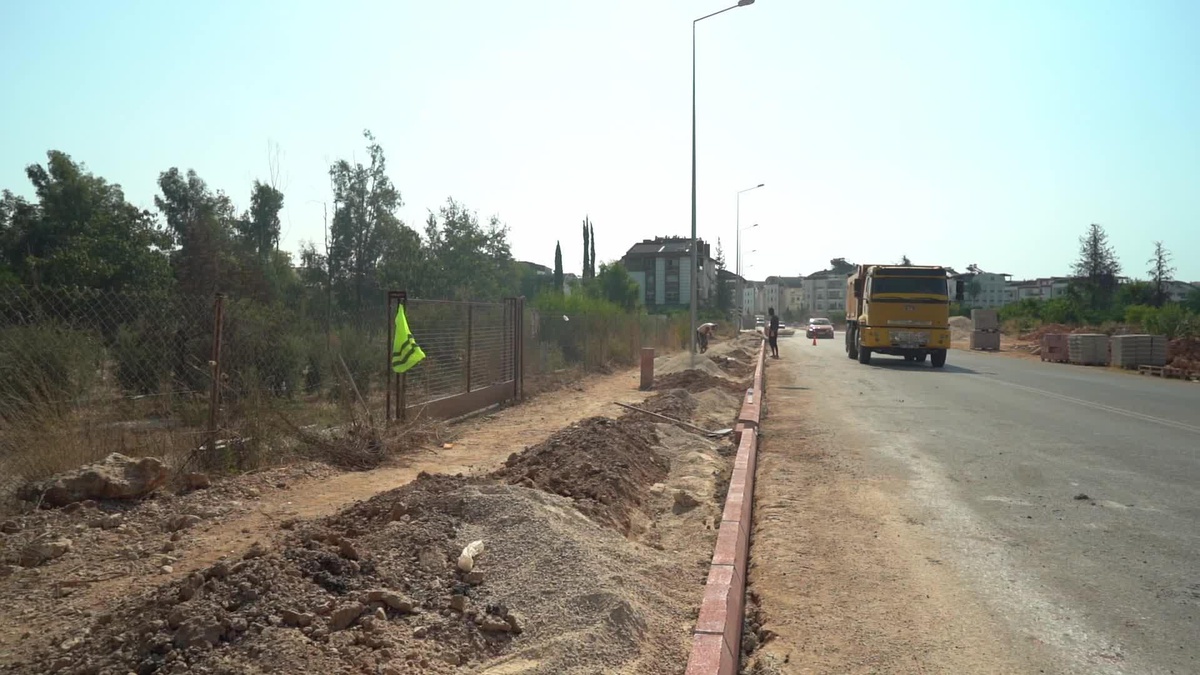 Konyaaltı Belediyesi İlçede Yol Çalışmalarına Devam Ediyor