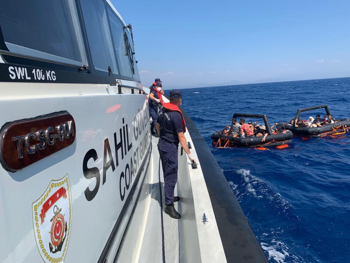 Marmaris açıklarında 65 düzensiz göçmen kurtarıldı